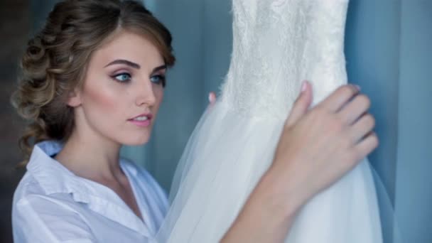 Vacker brud med brudklänning — Stockvideo
