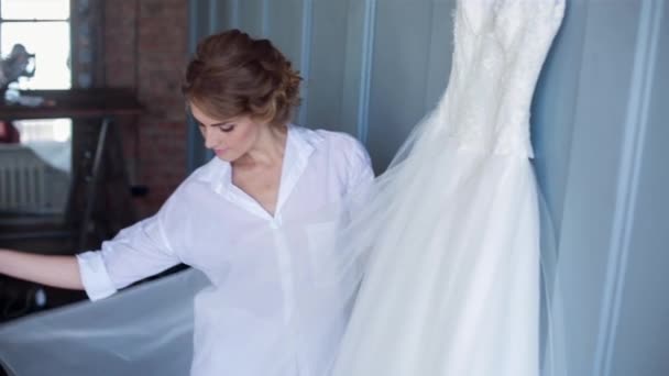 Hermosa novia con vestido de novia — Vídeos de Stock