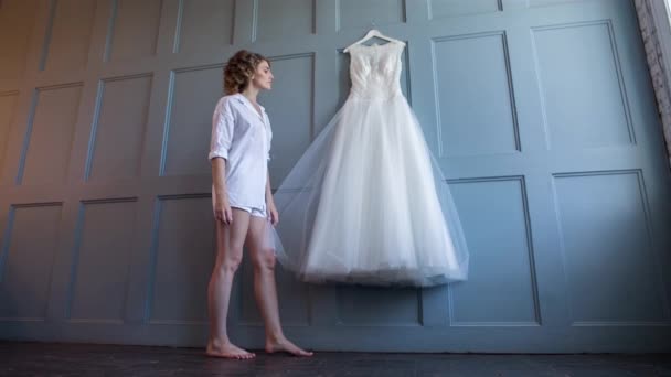 Hermosa novia con vestido de novia — Vídeos de Stock