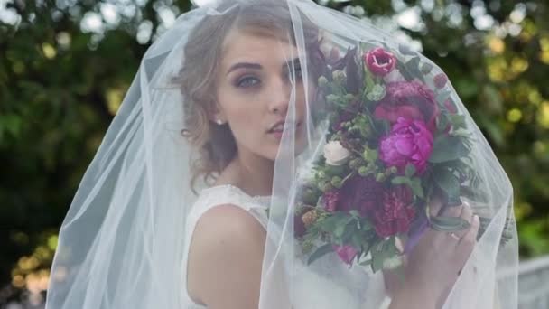 Mariée touchant beau bouquet — Video