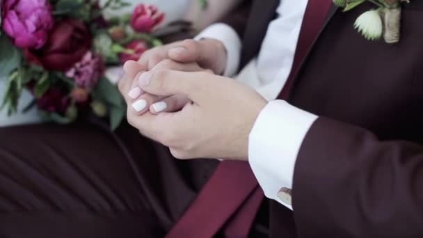 Couple de mariage tenant la main — Video