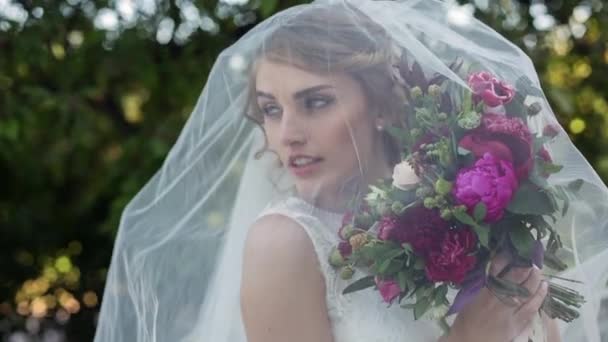 Sposa toccante Bellissimo bouquet — Video Stock