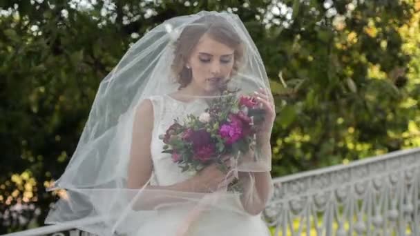 Braut rührt schönen Strauß an — Stockvideo