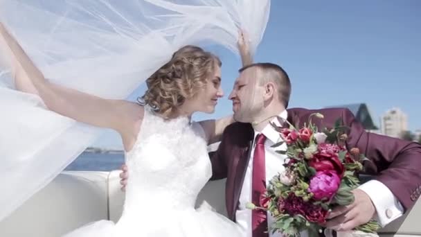 Hochzeitspaar umarmt sich auf Jacht — Stockvideo