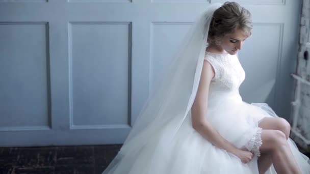 Sposa che indossa giarrettiera nuziale — Video Stock