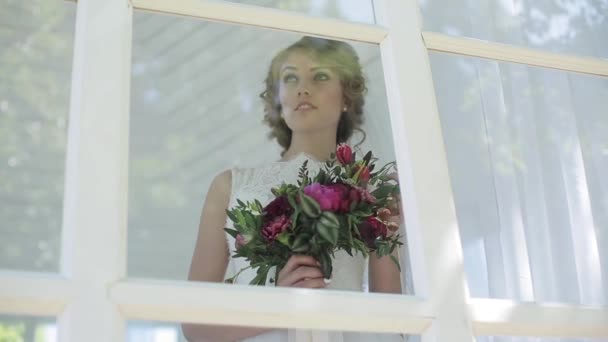 Bruid en bruidegom knuffelen — Stockvideo
