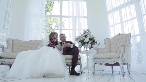 Наречена і наречена обіймаються в приміщенні — стокове відео