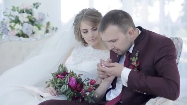 Boda pareja abrazos — Vídeo de stock