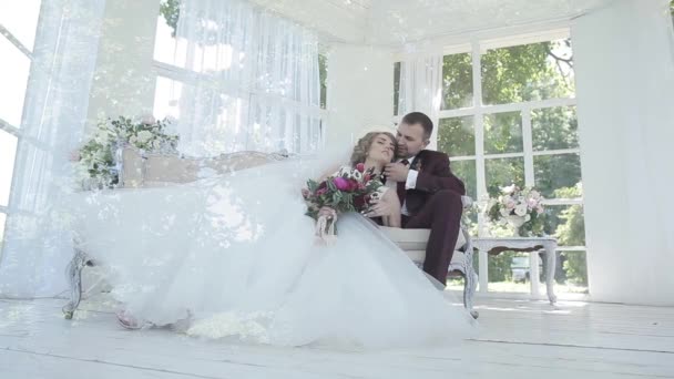 Sposa e sposo abbracciare al chiuso — Video Stock