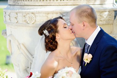 Çift düğün sarılma ve öpüşme