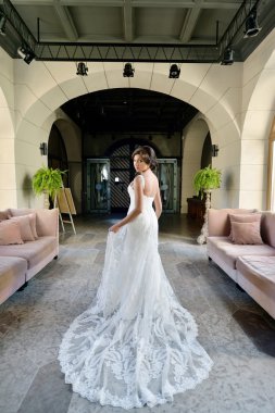 Gelinlik giymiş gelin