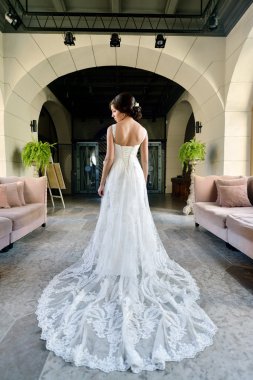 Gelinlik giymiş gelin