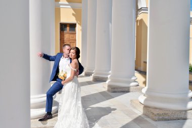 Düğün çifti sarılma