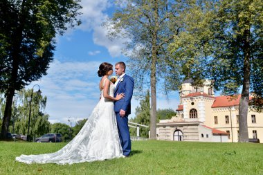 Düğün çift doğa üzerinde