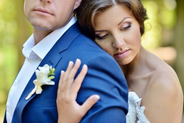 Düğün çift doğa üzerinde