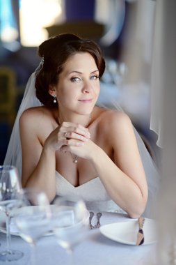 Gelinlik içinde güzel gelin