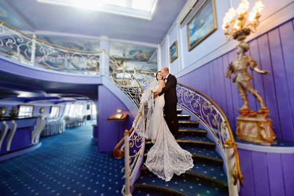 Casamento casal dentro de casa — Fotografia de Stock