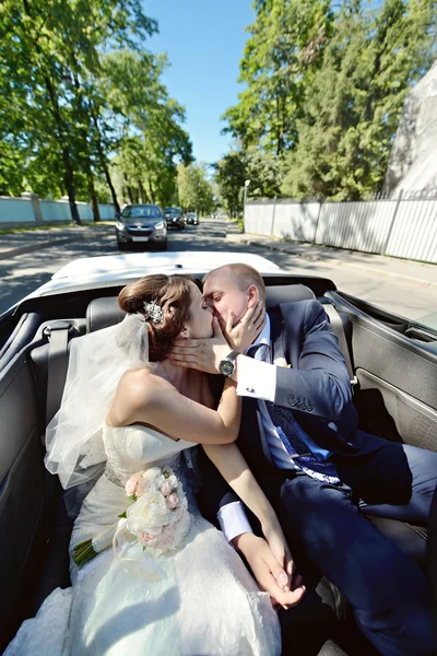 Casal de casamento no carro — Fotografia de Stock