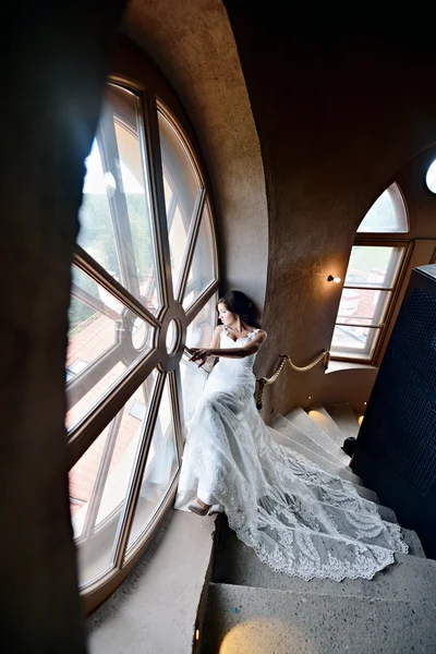 Nevěsta ve svatebních šatech — Stock fotografie