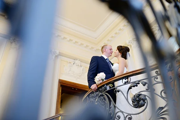 Matrimonio coppia al chiuso — Foto Stock