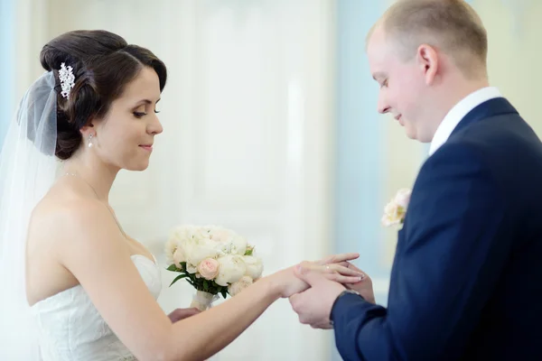 Casamento casal em cerimônia — Fotografia de Stock