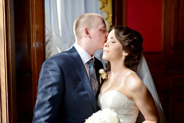 屋内での結婚式のカップル — ストック写真