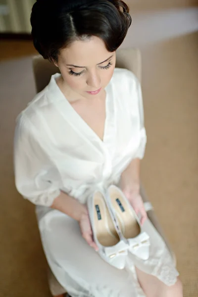 Zapatos de novia sosteniendo —  Fotos de Stock