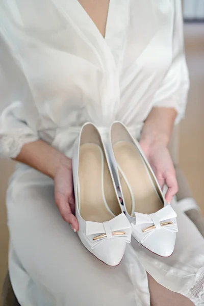 Bruid bedrijf schoenen — Stockfoto