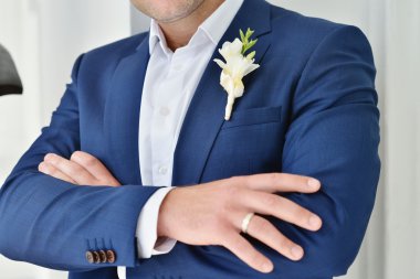 Yakışıklı damat takım elbise