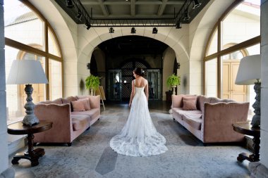 Gelinlik giymiş gelin