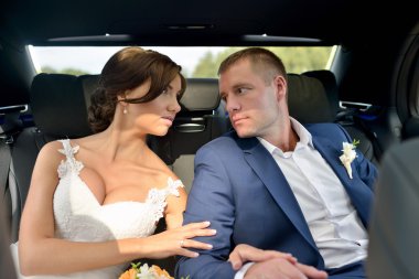 Arabada bir çift var.