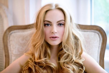 sevimli Bayan zarif poz