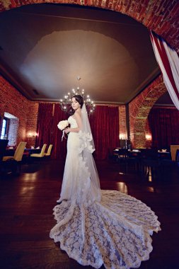 Gelinlik giymiş gelin