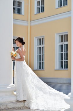 Gelinlik giymiş gelin