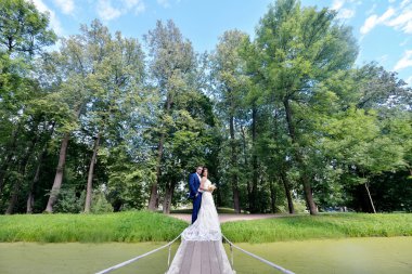 Düğün çift doğa üzerinde