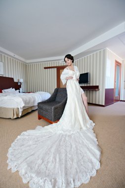 Gelin gelinlik giyiyor