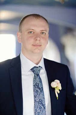 Yakışıklı damat takım elbise