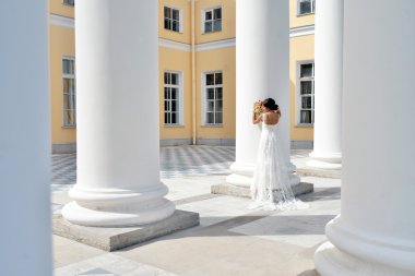 Gelinlik giymiş gelin