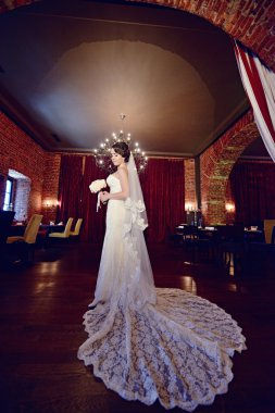 Gelinlik giymiş gelin