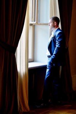 Yakışıklı damat takım elbise