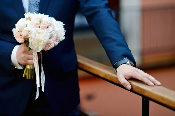 Homem segurando buquê de casamento — Fotografia de Stock