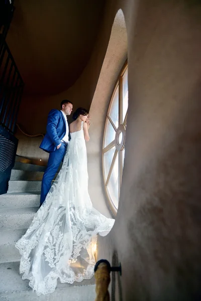 Casamento casal dentro de casa — Fotografia de Stock