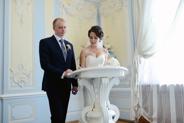 Casamento casal dentro de casa — Fotografia de Stock