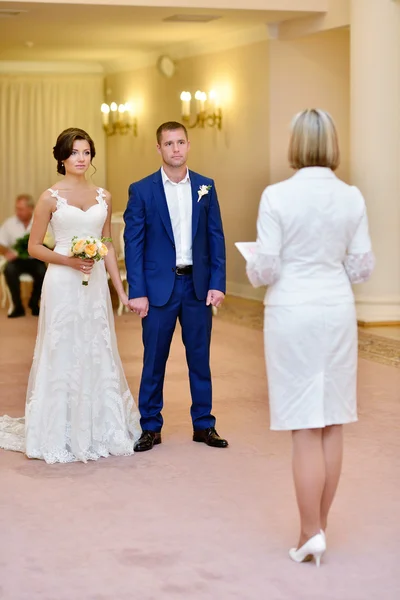 Casamento casal dentro de casa — Fotografia de Stock