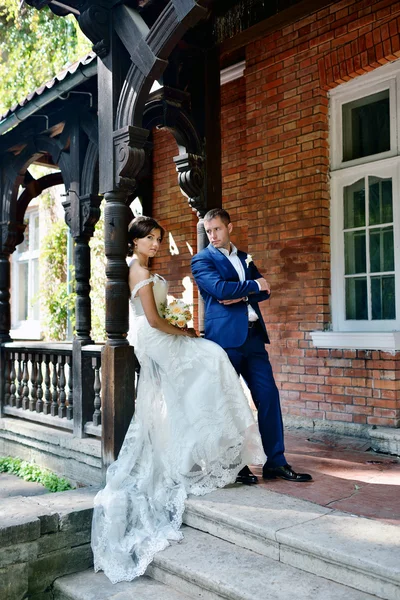 Casamento casal na natureza — Fotografia de Stock