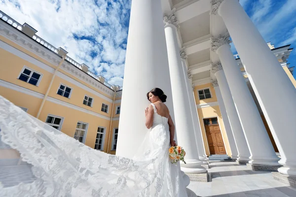 Noiva em vestido de noiva — Fotografia de Stock