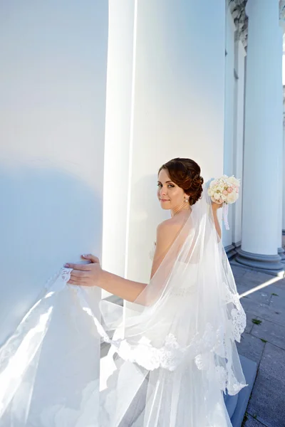 Bella sposa con bouquet — Foto Stock