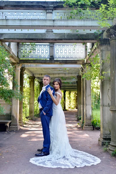 Casamento casal na natureza — Fotografia de Stock