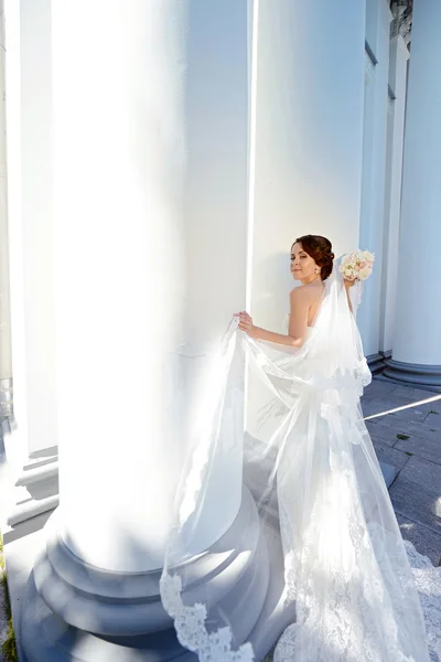 Красивая невеста с букетом — стоковое фото