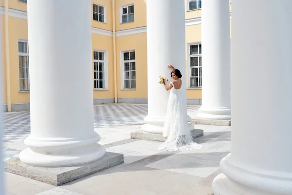 Noiva em vestido de noiva — Fotografia de Stock